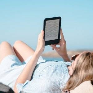 frau liest am strand in amazon-kindle