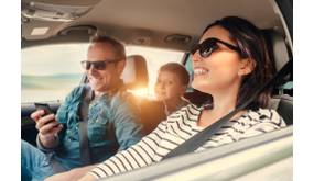 familie im auto