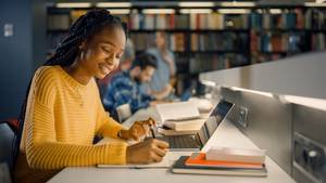 studentin mit einem convertible in der bibliothek