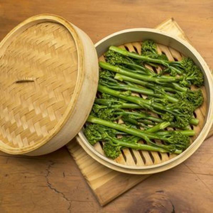 traditionelle Bambus-Dampfgarer-Schale mit Brokkoli