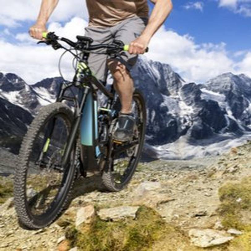 mann auf mountain-e-bike