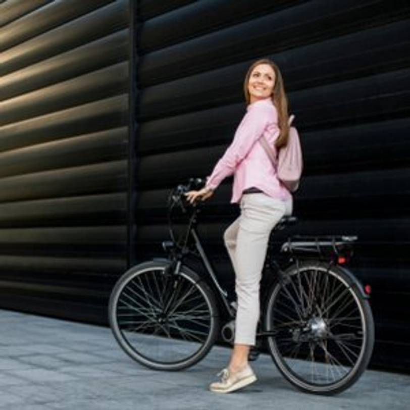 junge Frau auf Citybike