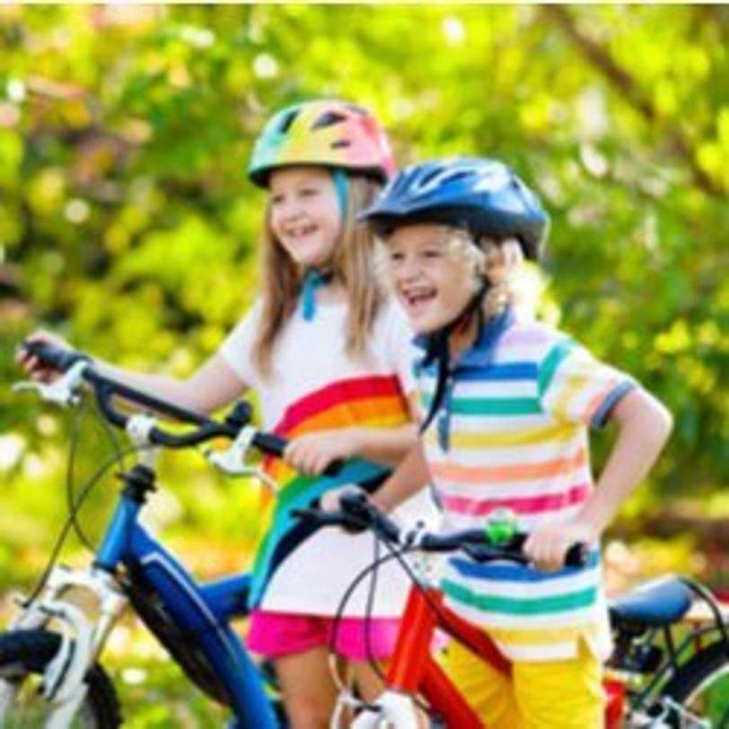 zwei kinder mit fahrradhelmen