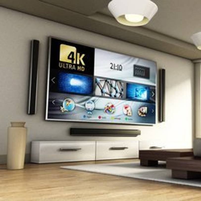 moderner fernseher mit 4k aufloesung an der wand