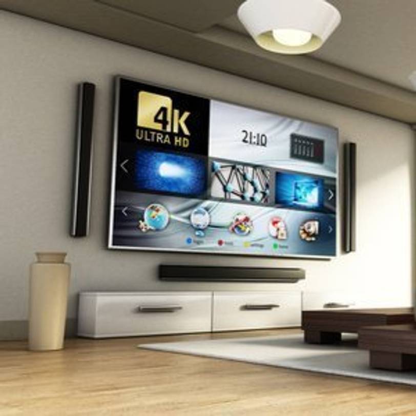 großer Fernseher mit 4K-Auflösung in modernem Wohnzimmer