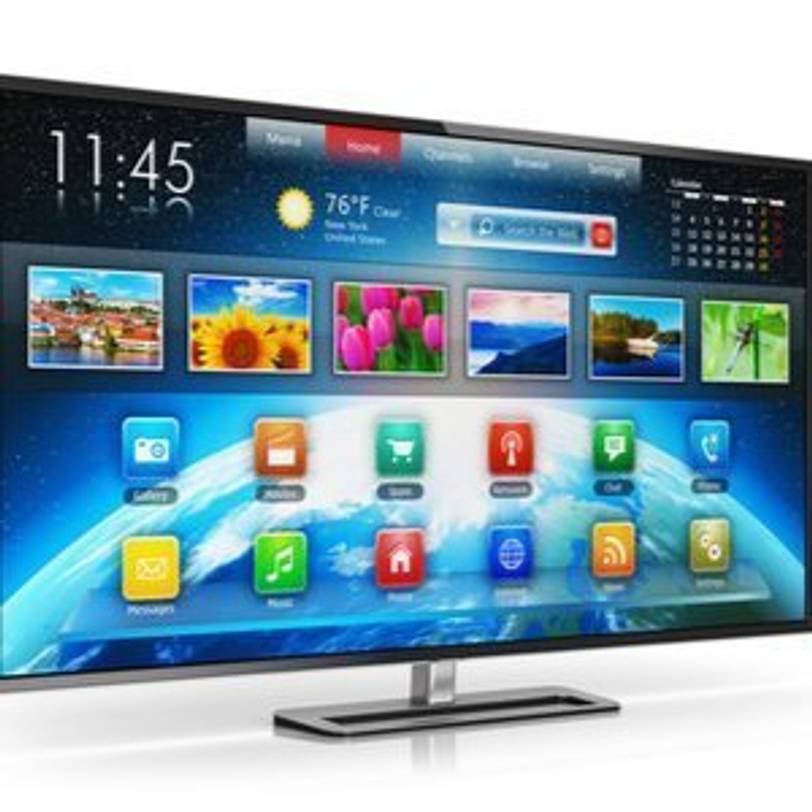 Smart TV mit mehreren Apps vor weißem Hintergrund