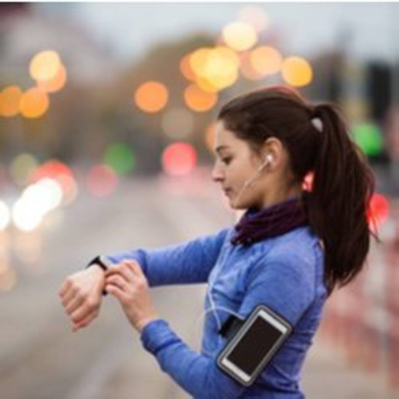 frau prueft daten auf fitness-armband