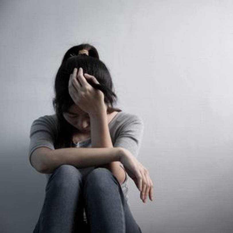 depressive Frau, die unter einem Mangel an Folsäure leidet