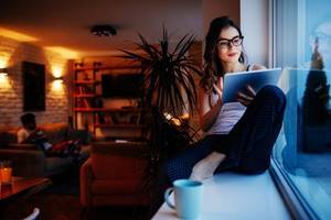 eine frau haelt ein windows-tablet in der hand