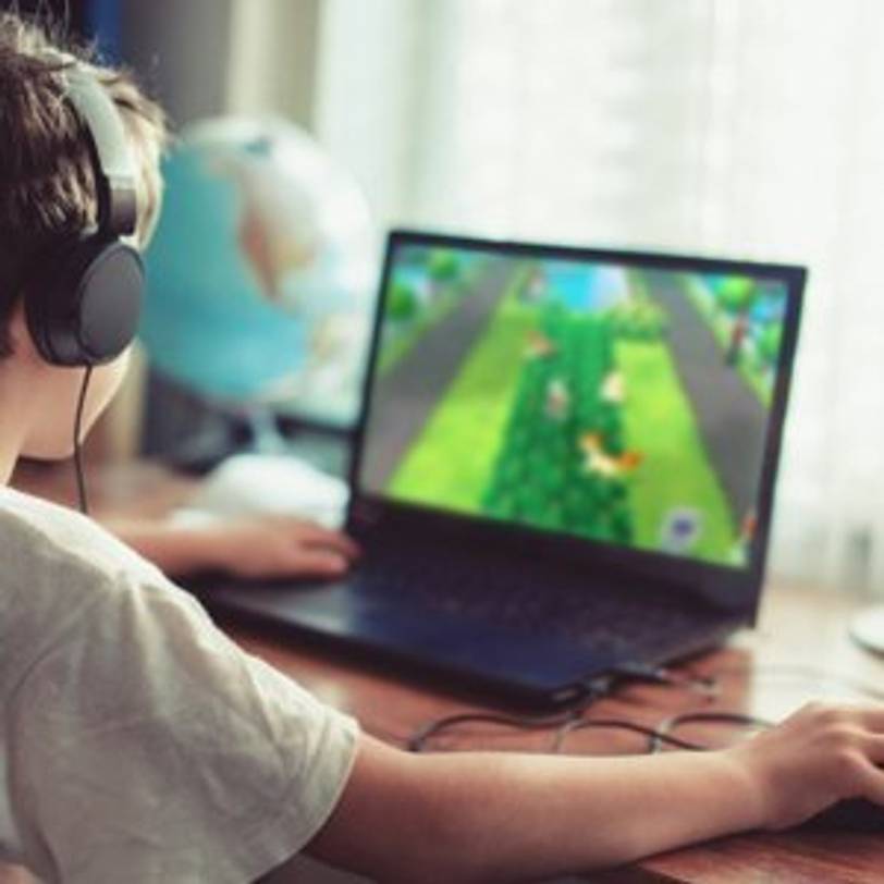 Junge, der an Gaming-Laptop spielt