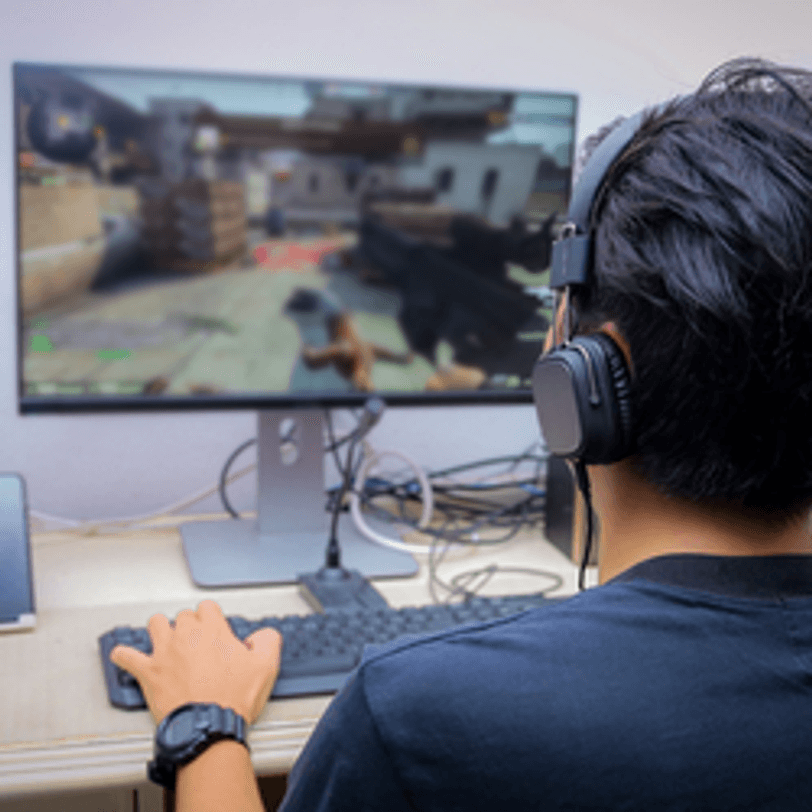 junger mann an gaming-monitor