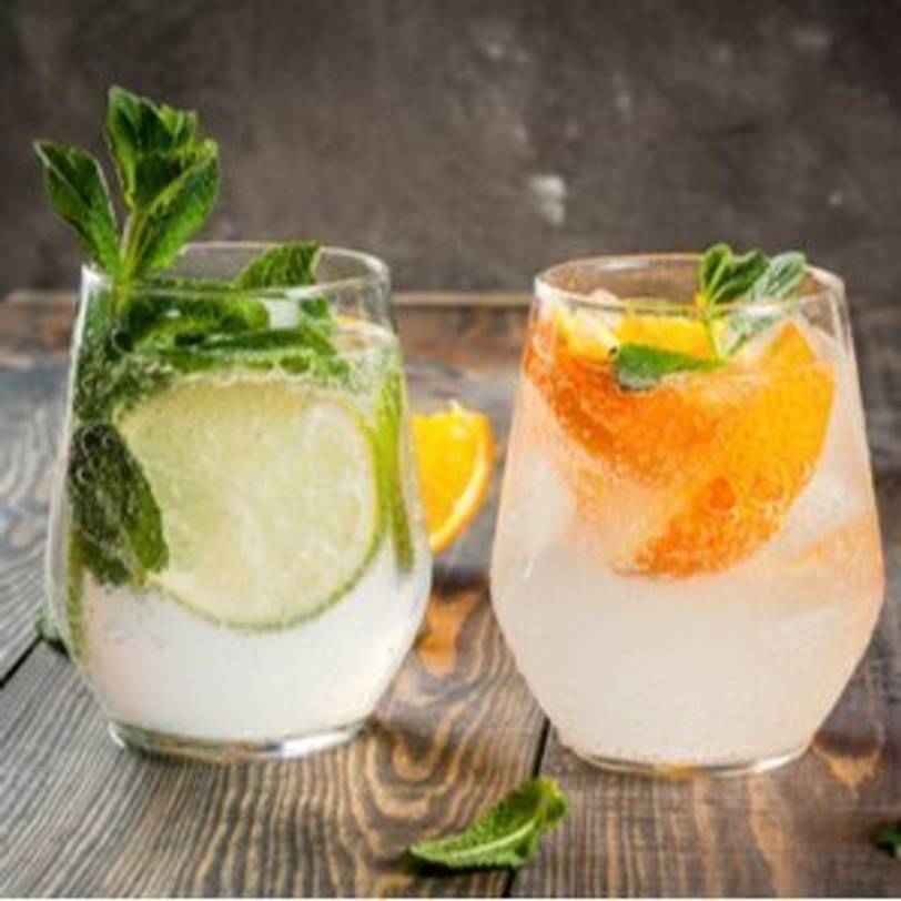 Gin-Cocktails mit Orangen- und Limetten-Dekorationen