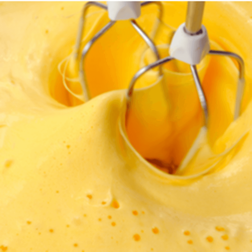 eier werden mit handmixer aufgeschlagen