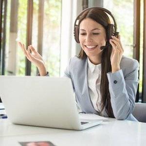 frau bei der arbeit mit headset