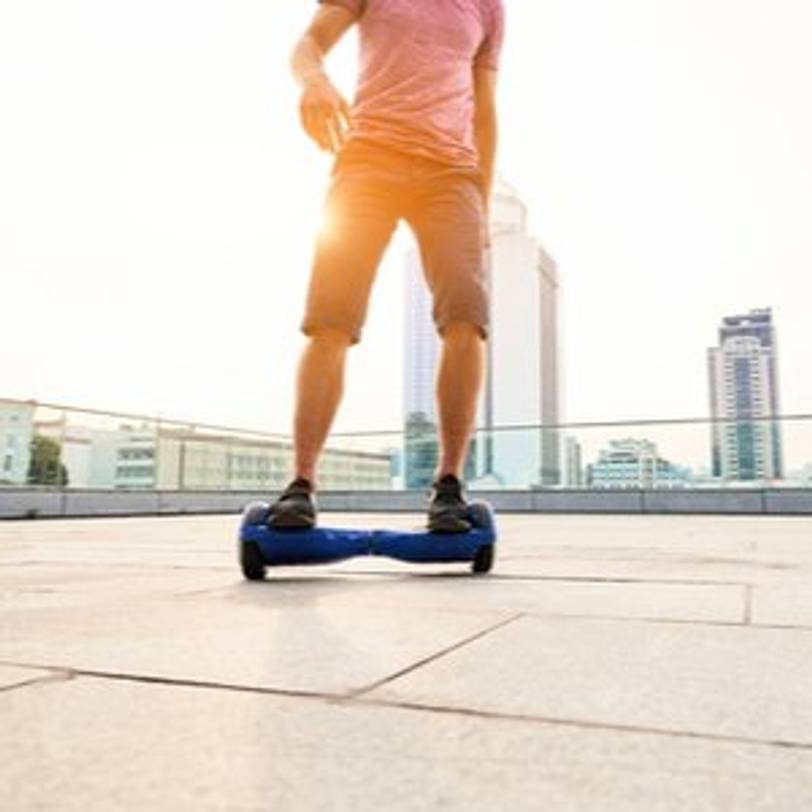 mann in der sonne auf hoverboard