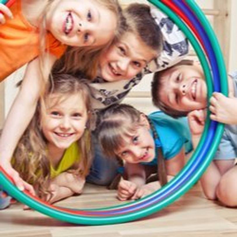 kinder mit verschiedenen hula-hoop-reifen