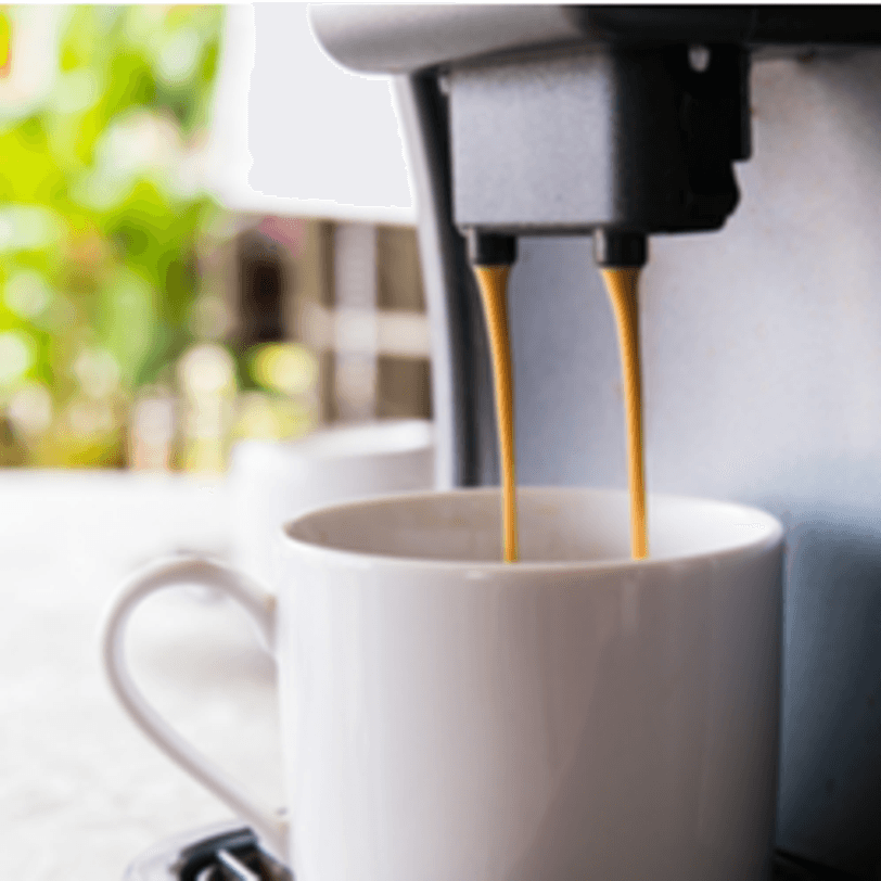 kaffeevollautomat bereitet kaffee zu