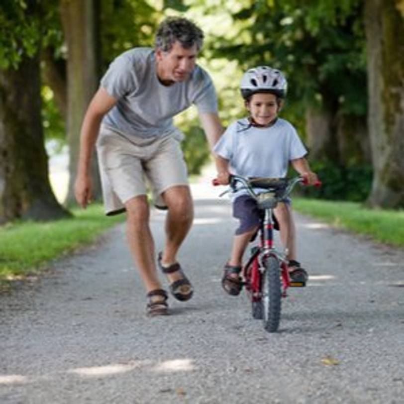 vater bringt sohn das fahrradfahren bei