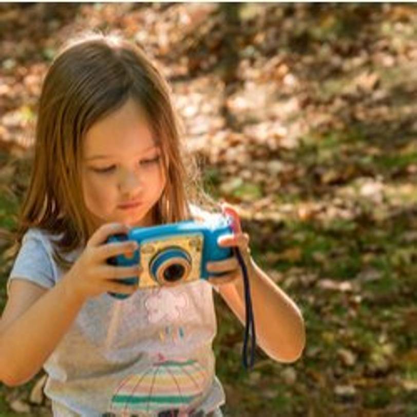 maedchen schaut sich bilder auf kinderkamera an