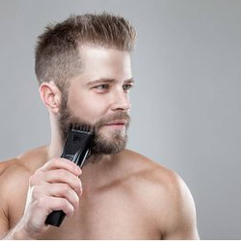 mann rasiert sich den bart