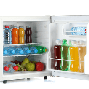 Mini-Kühlschrank gefüllt mit Obst und Getränken