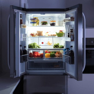 geöffneter Kühlschrank mit Doppeltür, gefüllt mit Lebensmitteln