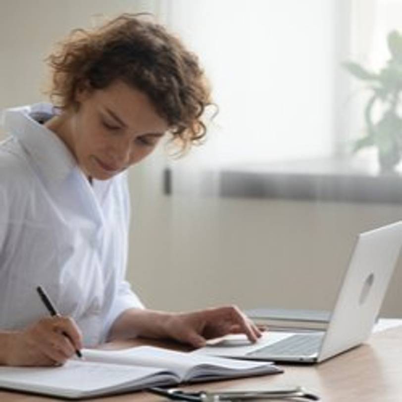 frau arbeitet zuhause an laptop