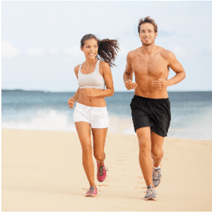 Joggen in Laufschuhen am Strand