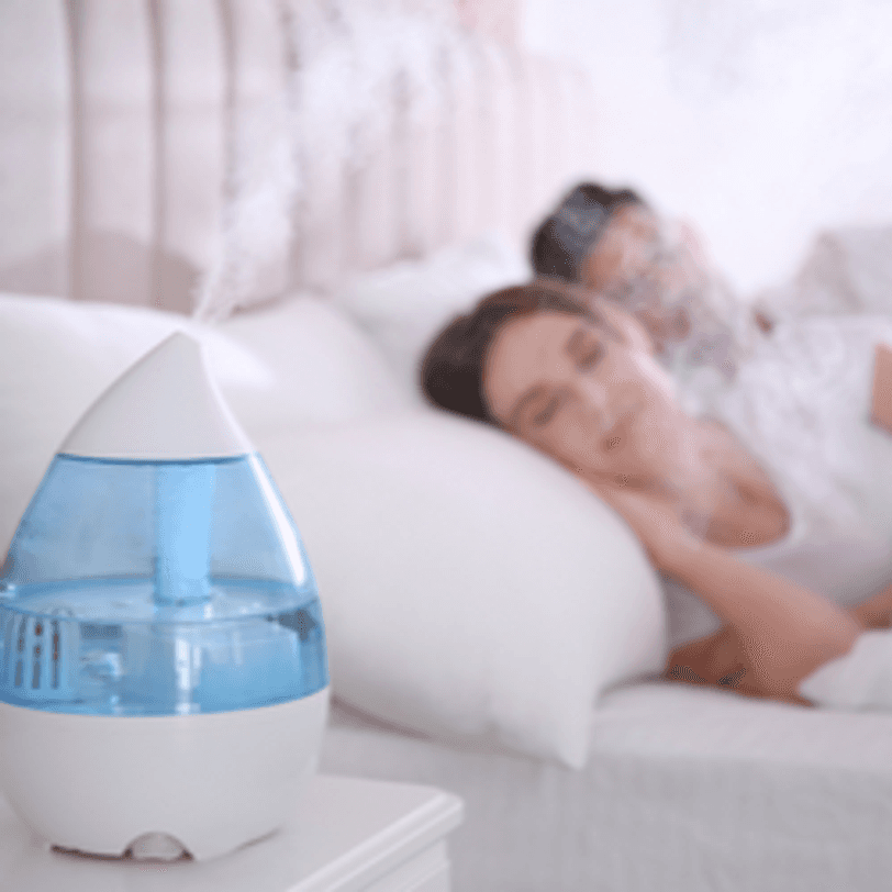 Schlafendes Paar im Bett mit einem Luftbefeuchter auf dem Nachttisch