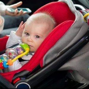 Baby in Maxi-Cosi-Babyschale mit Isofix-Halterung