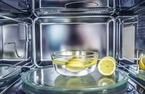 Mikrowelle mit Zitronenwasser desinfizieren