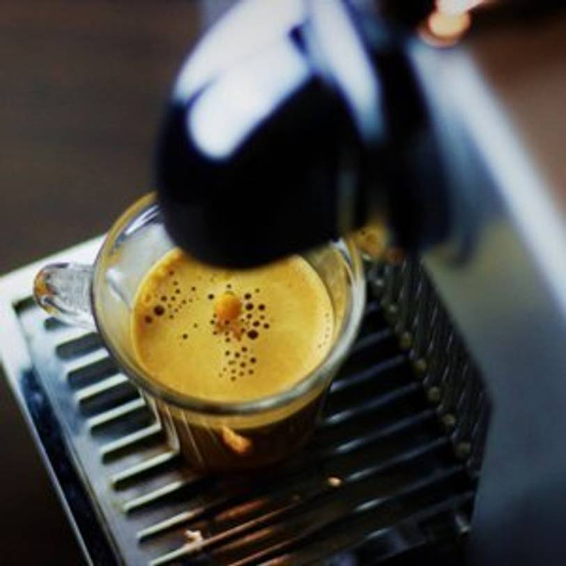 Espresso, der mit Nespresso-Maschine zubereitet wird
