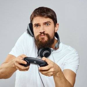 PS4-Controller mit angeschlossenem Headset