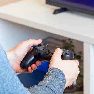 PS4-Controller beim Spielen