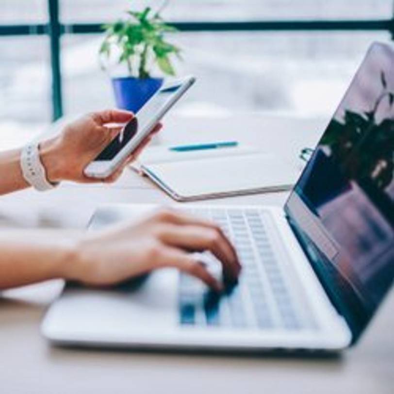 frau mit smartphone und laptop