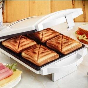 4er Sandwichmaker in Weiß auf einem Tisch mit Zutaten