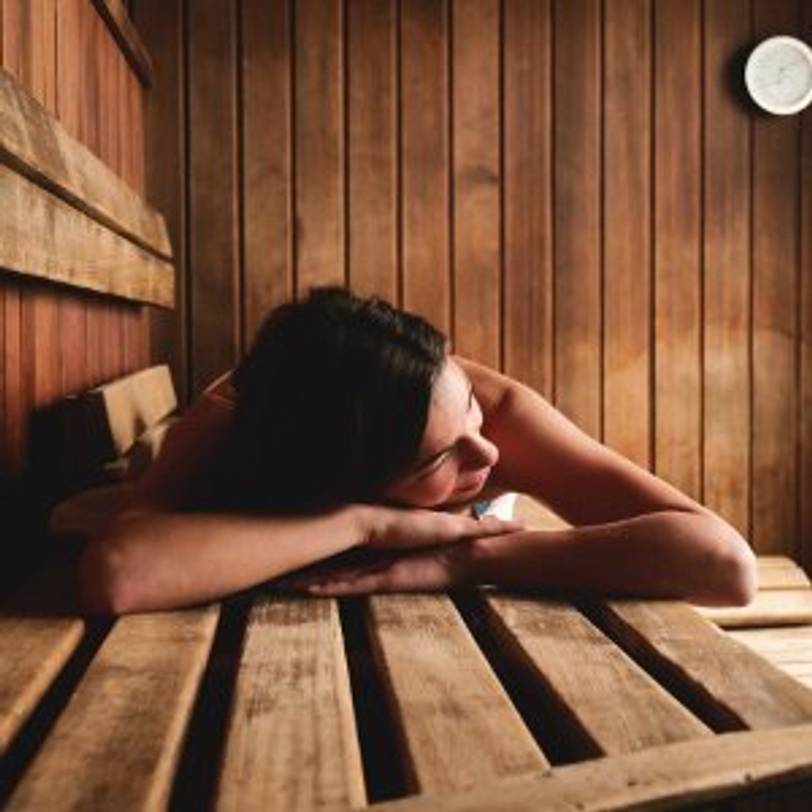 frau entspannt in sauna