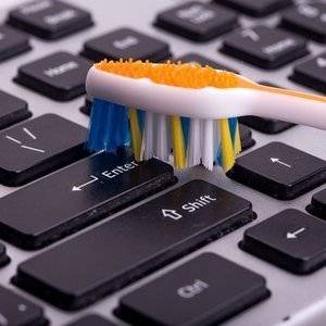 Tastatur reinigen mit Zahnbürste