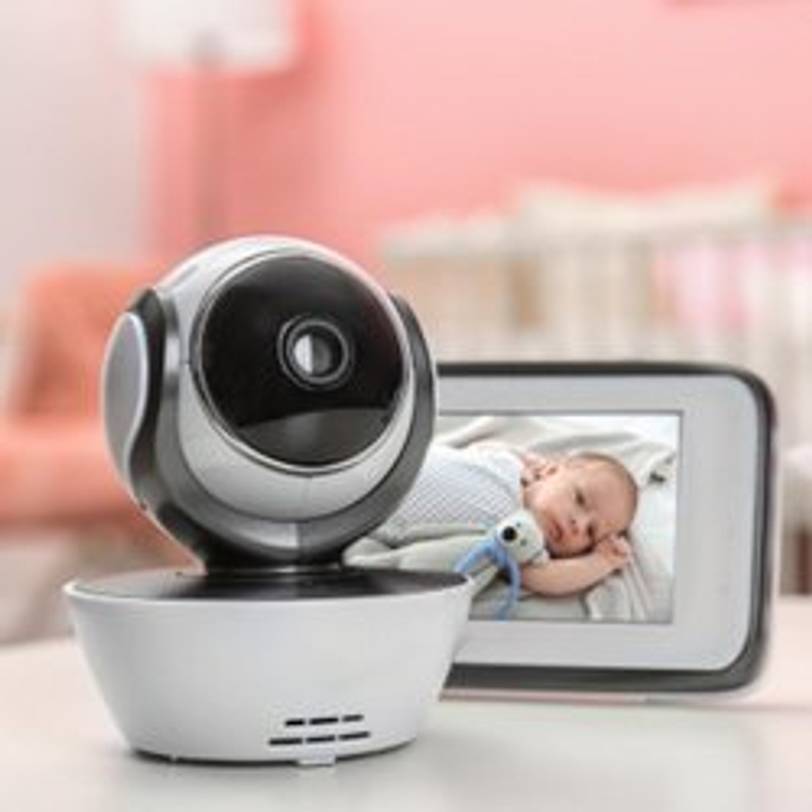babyphone mit kamera und smartphone im kinderzimmer