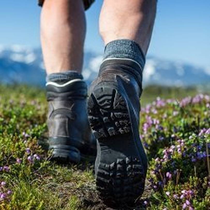 Wanderschuhe mit tiefen Profil, getragen von einem Mann in den Bergen