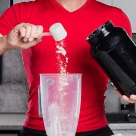 Mann macht sich einen Shake.