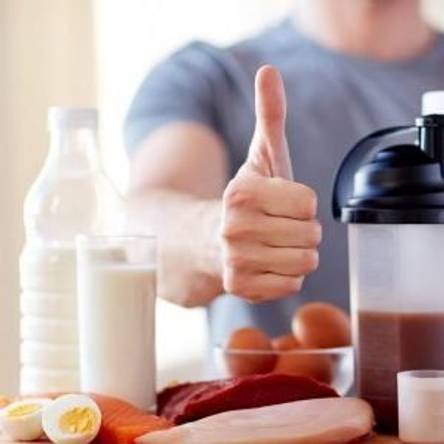 Mann zeigt bei gesundem Essen den Daumen nach oben.